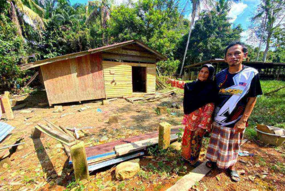Fauzi dan ibunya, Fatimah buntu memikirkan nasib mereka selepas kediaman yang berusia 30 tahun runtuh akibat dihanyutkan banjir pada 26 November.