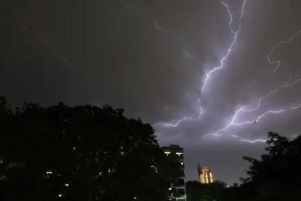 Petir dipercayai punca bengkel cat terbakar dan menjejaskan sebuah rumah dan lapan kenderaan. Foto hiasan AFP