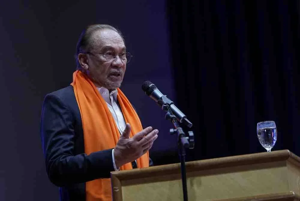 Anwar menyampaikan ucapan pada majlis perjumpaan bersama warga Kementerian Kerja Raya sempena perhimpunan bulanan kementerian itu di Dewan Tan Sri Mahfoz Khalid, pada Isnin. Foto Bernama 