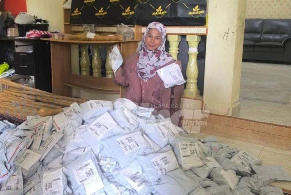 Nur Azlyni Abdullah bersama sebahagian daripada akar kayu proses yang dipesan oleh pelanggan.