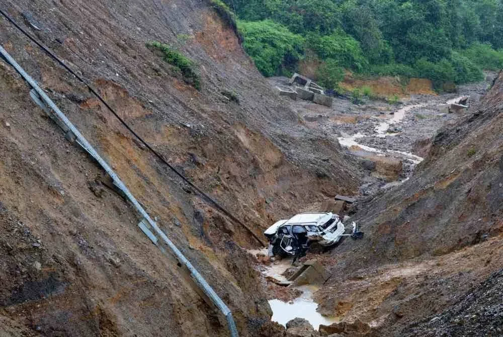 Jumaat lepas, sepasang bakal pengantin yang menaiki SUV dari arah Hulu Terengganu menuju ke Gua Musang maut selepas kenderaan yang dinaiki terbabas dan terhumban ke gaung sedalam 61 meter di Kilometer 52 Jalan Kuala Jeneris-Sungai Gawi-Aring (Bukit Kawah).