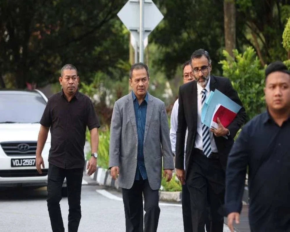 Surendran (dua dari kanan) menemani Azman (dua dari kiri) ke Mahkamah Sesyen Shah Alam pada Isnin bagi menghadapi satu pertuduhan bersubahat kes rasuah, lima tahun lalu.