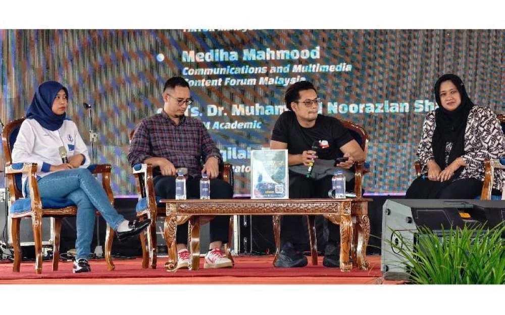 Dari kiri) Nur Aqilah, Aliff dan Mediha(kanan) pada sesi bual bicara diadakan