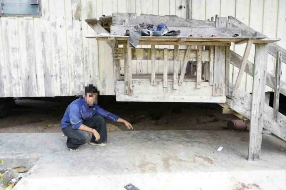 Suspek menunjukkan lokasi kejadian mangsa tertembak semasa bergurau dalam kejadian di sebuah kampung di Keningau.