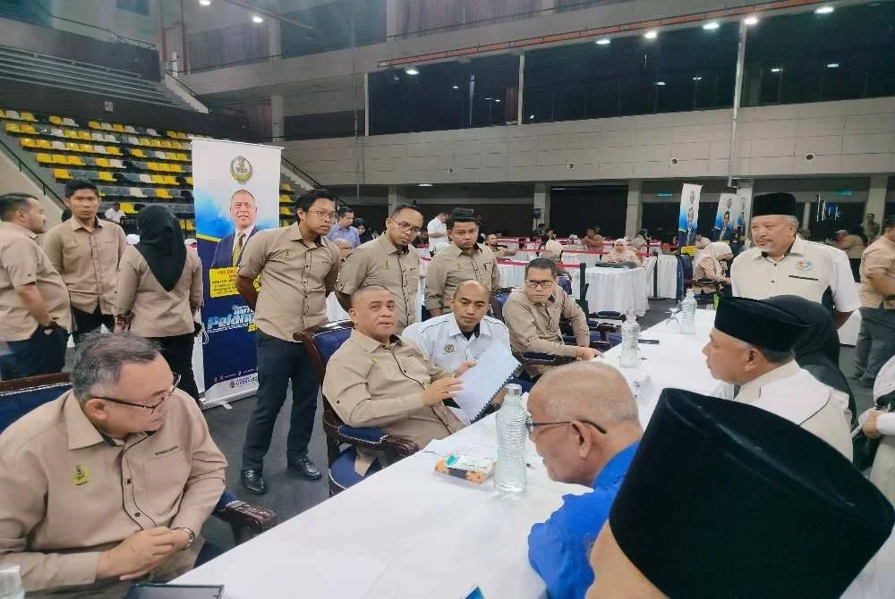 Saarani (duduk, dua dari kiri) menyantuni orang ramai yang hadir ke Program Mesra Hari Bertemu Pelanggan Siri 8/2025 di Stadium Indera Mulia di sini pada Isnin.