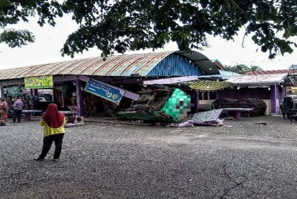 Keadaan kereta yang dipandu warga emas yang hilang kawalan dan melanggar tiang sebuah gerai makan di Kampung Kuala Pahang, di sini pada pagi Isnin. Foto Bomba Pahang.