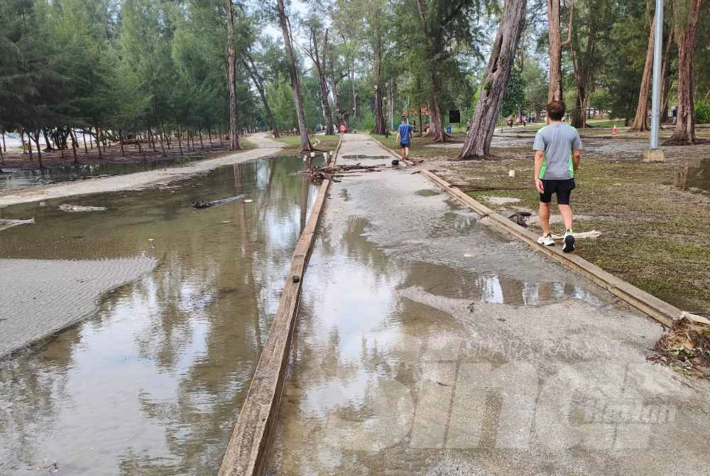 Air bertakung di laluan joging dan kawasan sekitar Taman Gelora yang mengundang rasa tidak selesa pengunjung.