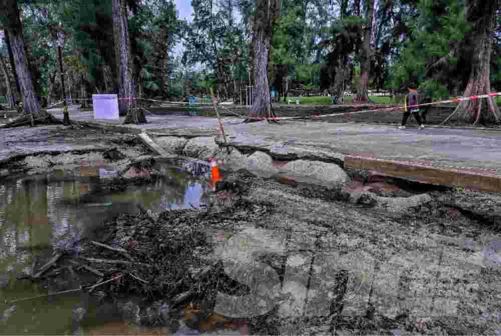 Bahagian laluan yang terkesan kini ditutup demi keselamatan orang awam.