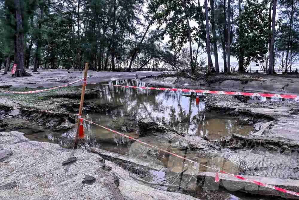 Air pasang besar menyebabkan hakisan teruk, meruntuhkan laluan joging dan meninggalkan lopak air yang dalam serta berbahaya.