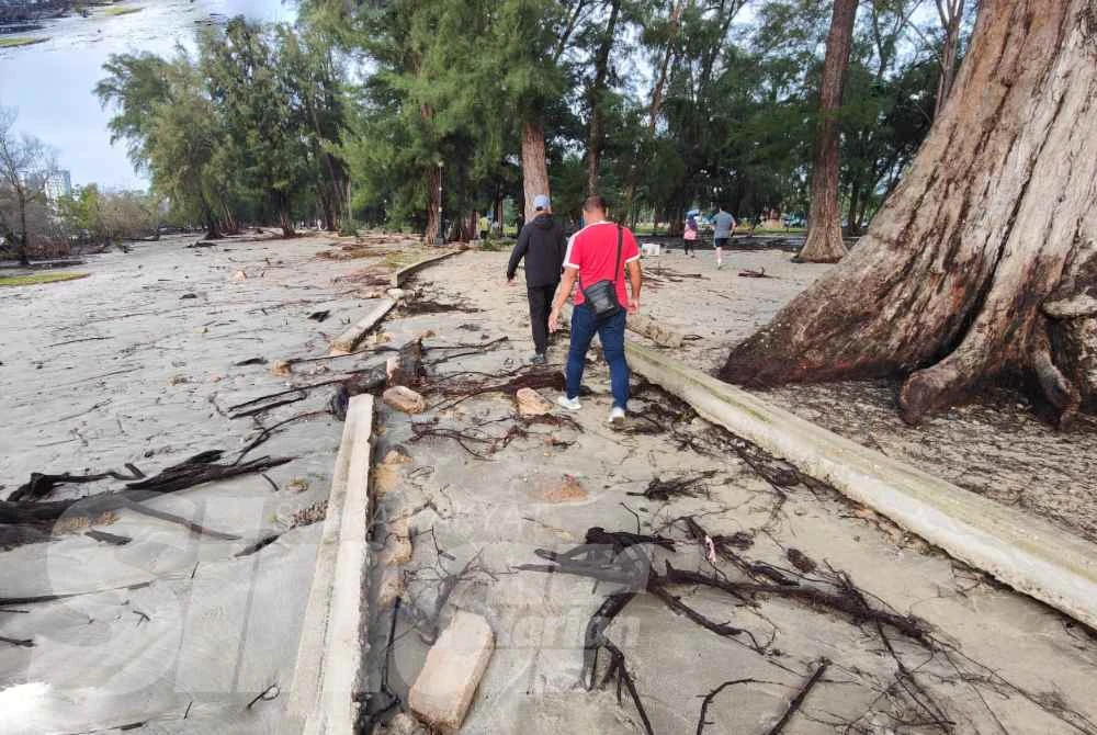 Pengunjung Taman Gelora mengakui terpaksa berhati-hati melalui trek joging bagi mengelak terjatuh.