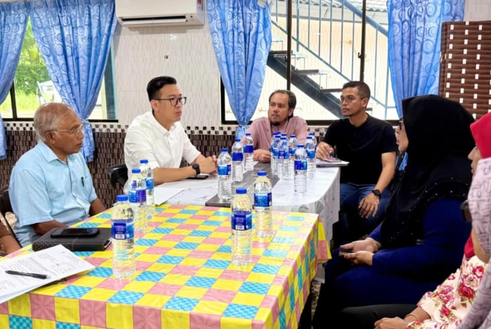 Joshua (tiga dari kiri) bertemu penduduk Kampung Bagan Jermal.