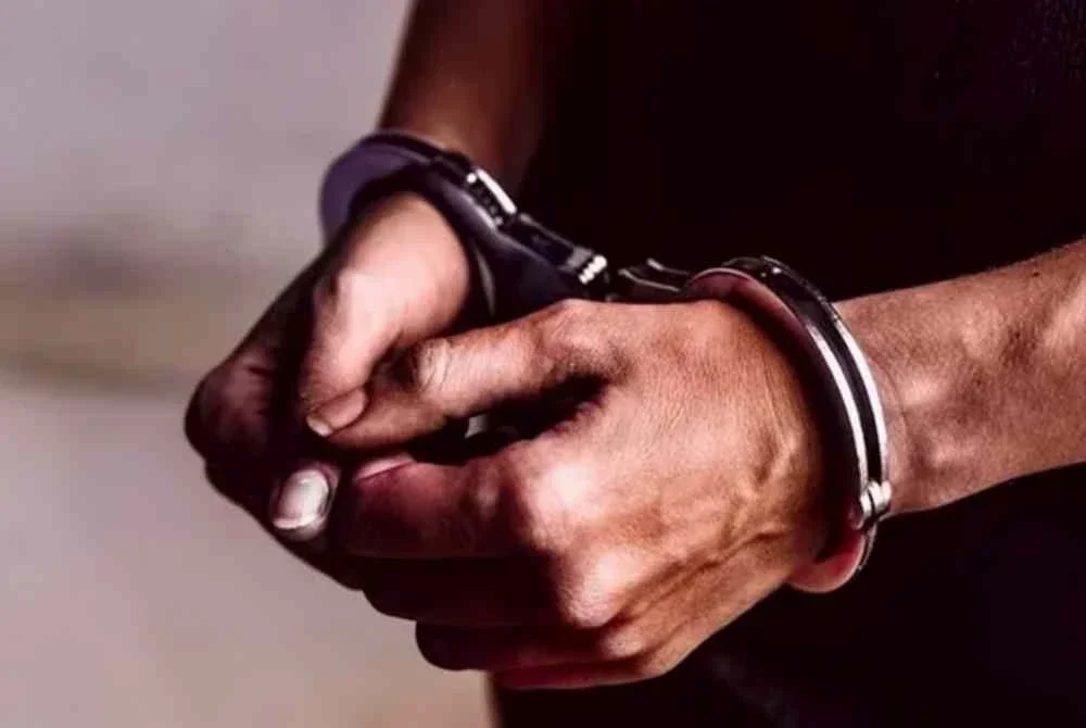 Seorang pegawai AKPS direman empat hari bermula hari ini selepas dipercayai cuba melakukan aktiviti pasport terbang atau flying passport di BSI, semalam. Gambar hiasan