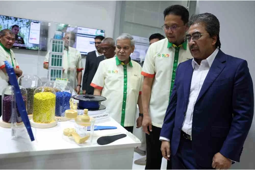 Johari (kanan) melawat ruang pameran selepas Majlis Pelancaran 100 Tahun Penyelidikan Getah Malaysia di di Pusat Konvensyen Kuala Lumpur (KLCC) pada Isnin. Foto Bernama