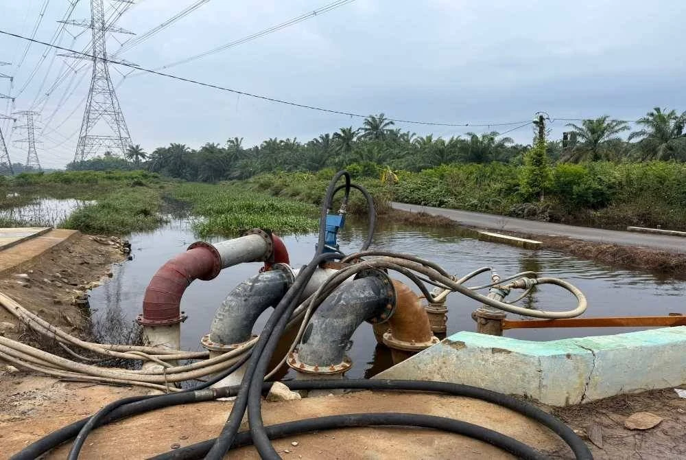 Pam air digunakan untuk mengeluarkan air banjir di kawasan yang terjejas di DUN Pengkalan Baharu. - Foto Facebook Azman Noh.