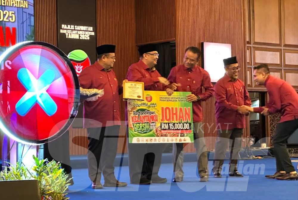 Dr Mohamed Fadzli (dua dari kiri) menyampaikan replika kepada johan PBT Machang. -Foto: SINAR HARIAN/ADILA SHARINNI WAHID