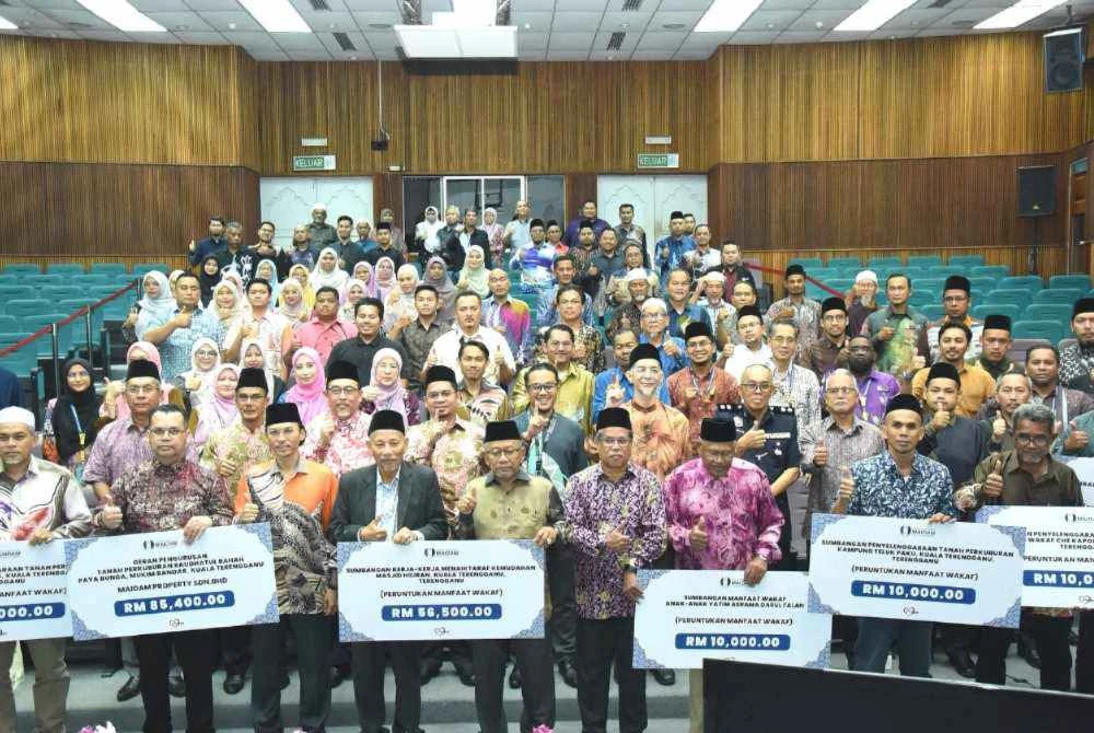 Shaikh Harun (tengah) bersama tetamu yang hadir sempena Majlis Pembukaan Rasmi Tanah Perkuburan Raudhatul Rahah dan kutipan sumbangan wakaf di Kuala Terengganu, pada Ahad.