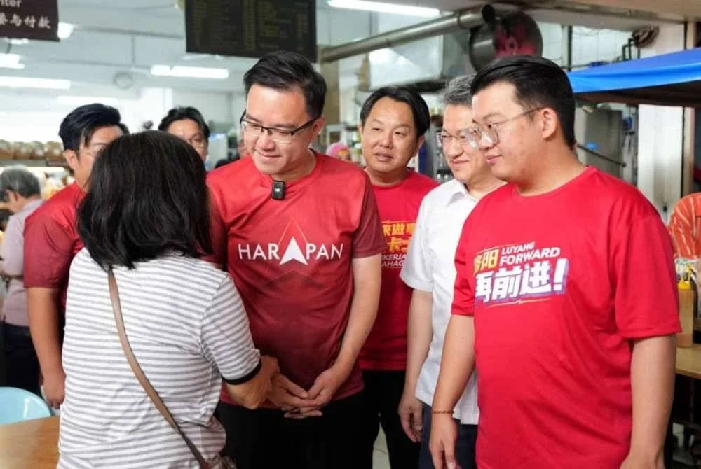 Jin Zhe (dua dari kiri) ketika menyantuni pengundi semasa PRN17 yang lalu.