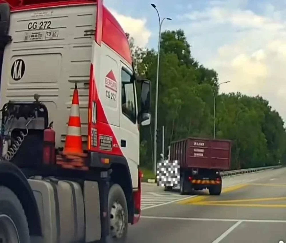 Motosikal mangsa tidak sempat mengelak lori di hadapan yang bergerak di lorong kanan hendak masuk ke simpang kiri mengakibatkan rempuhan berlaku.
