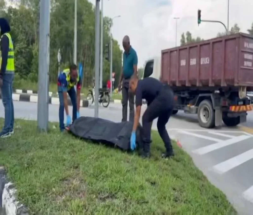 Mangsa, Ahmad Taufik Abu Bakar, 60, disahkan meninggal dunia di lokasi kejadian.