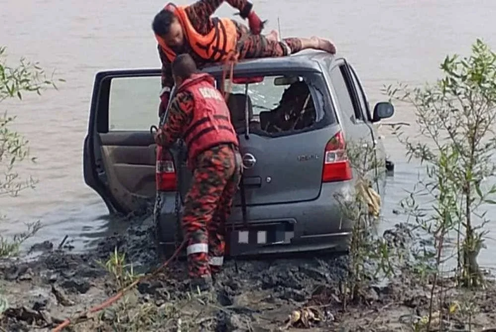 Anggota bomba cuba mengeluarkan mangsa dari MPV. - Foto BBP Muar