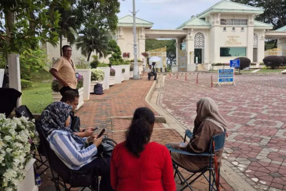 Selepas menunggu dua jam, petugas media gagal mendapatkan sebarang reaksi MPP yang hadir ke mesyuarat berkenaan.