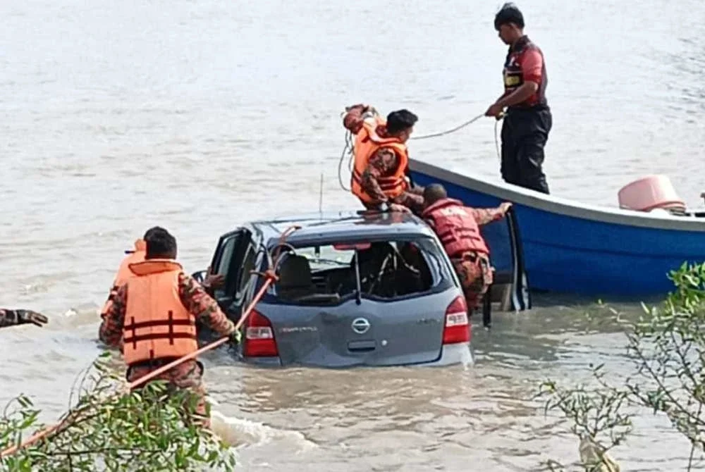 Anggota bomba cuba mengeluarkan mangsa dari dalam kereta. - Foto BBP Muar
