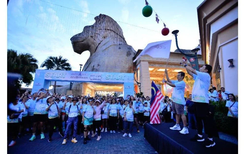 Chua Keng Jin (dua dari kanan) menyempurnakan majlis pelepasan Program Miles with ecoBrown’s Urban Walk 2025.