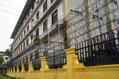 Pagar kawat berduri dipasang di sekeliling kompleks tersebut untuk menghalang 'pekerja' melarikan diri. - Foto Agensi