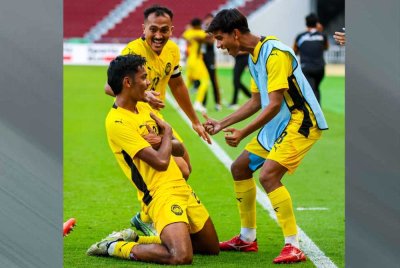 Moses Raj Michel Dass (kiri) meledak gol ketiga ketika Harimau Muda menewaskan Laos 4-1 dalam aksi pertama Kumpulan B pada Sabtu. - Foto: FAM