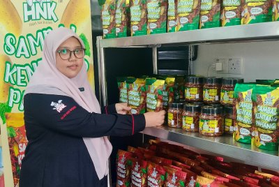 Norafizaa bersama produk keluarannya yang sentiasa laris setiap kali menyertai acara jualan di dalam dan luar Pahang.