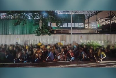 Antara warga asing yang ditahan menerusi operasi bersepadu di Selayang Baru pada Sabtu.