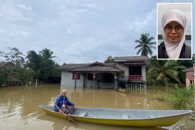 Perahu menjadi pengangkutan utama setiap kali banjir di Rantau Panjang kerana air mengambil masa yang lama untuk surut. - Gambar kecil (Dr Balqis)