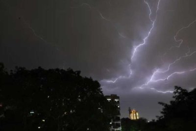 Petir dipercayai punca bengkel cat terbakar dan menjejaskan sebuah rumah dan lapan kenderaan. Foto hiasan AFP
