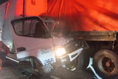 Seorang kelindan maut tersepit dalam kemalangan membabitkan dua lori di KM 221.7, Lebuhraya PLUS pada Isnin.