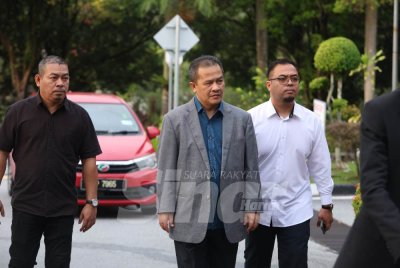 Azman (dua dari kiri) yang memakai kot berwarna kelabu, hadir ke Mahkamah Sesyen Shah Alam pada Isnin bagi menghadapi satu kes subahat rasuah.