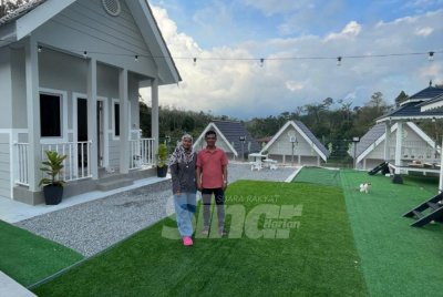 Nur Azlyni Abdullah dan suaminya, Mohd Hamirul Hassan, di depan ‘homestay’ dan ‘roomstay’ mereka di Kampung Berdang, Jeli.