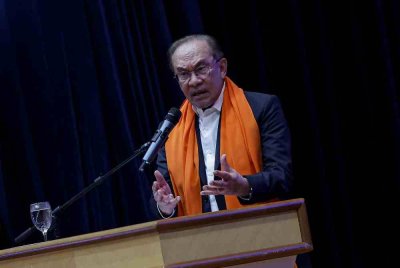 Anwar menyampaikan ucapan pada majlis perjumpaan bersama warga Kementerian Kerja Raya sempena perhimpunan bulanan kementerian itu di Dewan Tan Sri Mahfoz Khalid, pada Isnin. Foto Bernama 