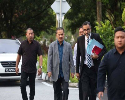 Surendran (dua dari kanan) menemani Azman (dua dari kiri) ke Mahkamah Sesyen Shah Alam pada Isnin bagi menghadapi satu pertuduhan bersubahat kes rasuah, lima tahun lalu.