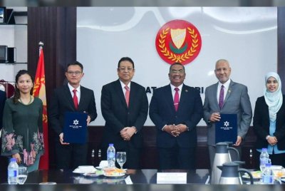 Muhammad Sanusi (empat kanan) menyaksikan satu Memorandum Persefahaman (MoU) dimeterai antara KTPC dan SD Guthrie Berhad di Wisma Darul Aman pada Ahad. Foto: Urus Setia Penerangan Darul Aman 