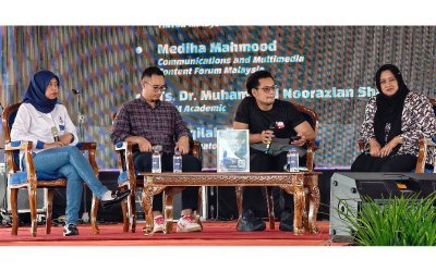 Dari kiri) Nur Aqilah, Aliff dan Mediha(kanan) pada sesi bual bicara diadakan