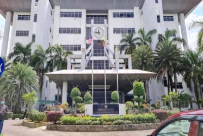 Seorang ahli perniagaan mengaku tidak bersalah di Mahkamah Sesyen Shah Alam pada Isnin atas dua pertuduhan meminta dan menerima suapan RM400,000 berhubung projek penternakan lembu milik kerajaan negeri Kedah, lima tahun lalu.