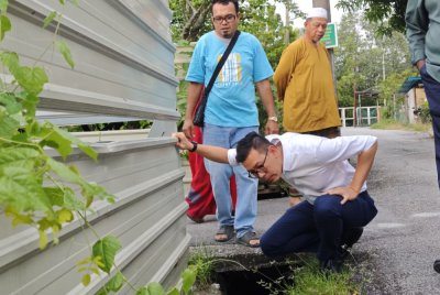 Joshua ketika membuat tinjauan di Kampung Bagan Jermal sebelum ini.
