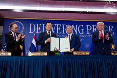Anwar Ibrahim bersama Presiden Amerika Syarikat, Donald Trump semasa Majlis Menandatangani Perjanjian Damai Thailand-Cambodia di Sidang Kemuncak ASEAN 2025 di Kuala Lumpur, baru-baru ini. Foto FAcebook Anwar Ibrahim 