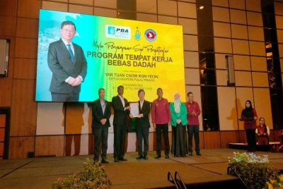 Pathmanathan (dua dari kiri) menerima sijil pengiktirafan Program Tekad daripada Kon Yeow dalam satu majlis yang diadakan pada Isnin.