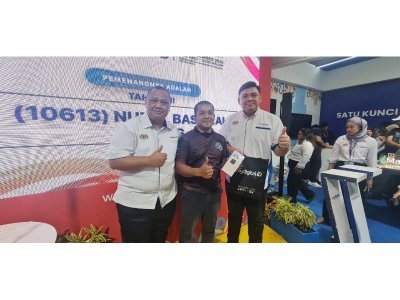 Ketua Pegawai Operasi MyDigital ID, Mohd Azuddin Parman (kiri) dan Ketua Pegawai Komersial  MyDigital ID, Mohamad  Sany Yahaya  bersama Shazian Shukri Mat Lud (tengah) pemenang tempat ketujuh  pada sesi cabutan di reruai MyDigital ID pada Ahad.
