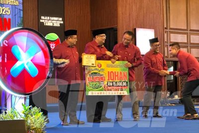 Dr Mohamed Fadzli (dua dari kiri) menyampaikan replika kepada johan PBT Machang. -Foto: SINAR HARIAN/ADILA SHARINNI WAHID