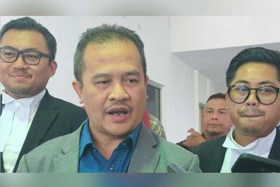 Azman mendakwa pertuduhan ke atas dirinya mempunyai unsur campur tangan politik bagi menutup isu lain.