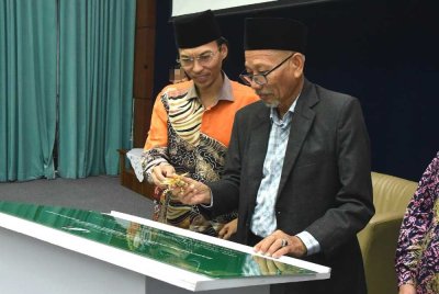 Shaikh Harun (kanan) diiringi Ketua Pegawai Eksekutif MAIDAM, Profesor Madya Datuk Dr Ahmad Azrin Adnan (kiri) menyempurnakan Majlis Pembukaan Rasmi Tanah Perkuburan Raudhatul Rahah di Kuala Terengganu, pada Ahad.
