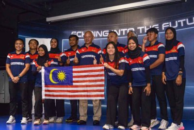 Skuad Ragbi 7S wanita bergambar pada majlis pengumuman Senarai Pemain Skuad Bunga Raya 7S Lelaki dan Wanita ke Sukan Sea Thailand 2025. - Foto: Bernama