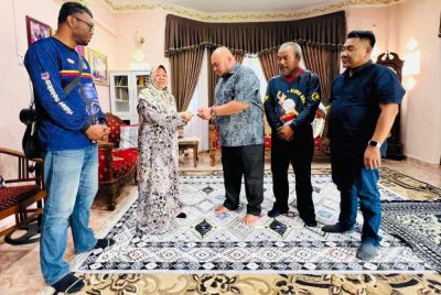 Pertubuhan Tenaga GiG Melaka (Tenaga GiG) menziarahi
keluarga Allahyarham di kediaman nenek beliau, Ramlah Johari.